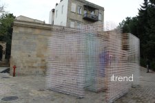 В Баку появился "Лабиринт из ящиков" - конструкция, состоящая из линий, пустот и пересечений (ФОТО)