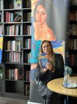 Она продолжает говорить… В Баку представили книгу стихов трагически погибшей Влады Ахундовой (ФОТО)