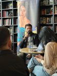 Она продолжает говорить… В Баку представили книгу стихов трагически погибшей Влады Ахундовой (ФОТО)