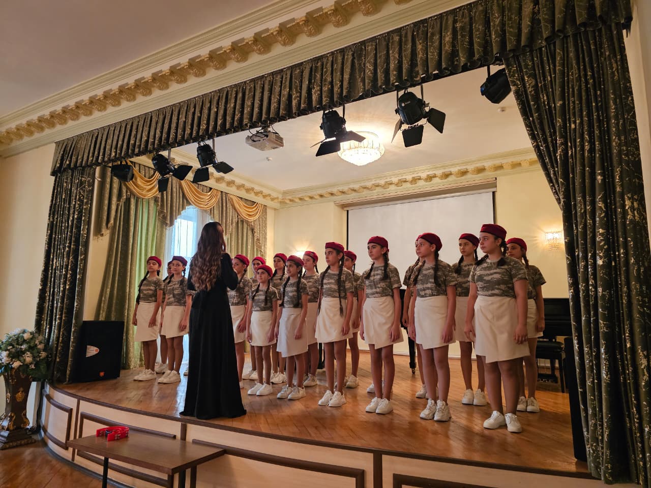 В Баку состоялся концерт детских песен "От пера - к нотам" (ФОТО)