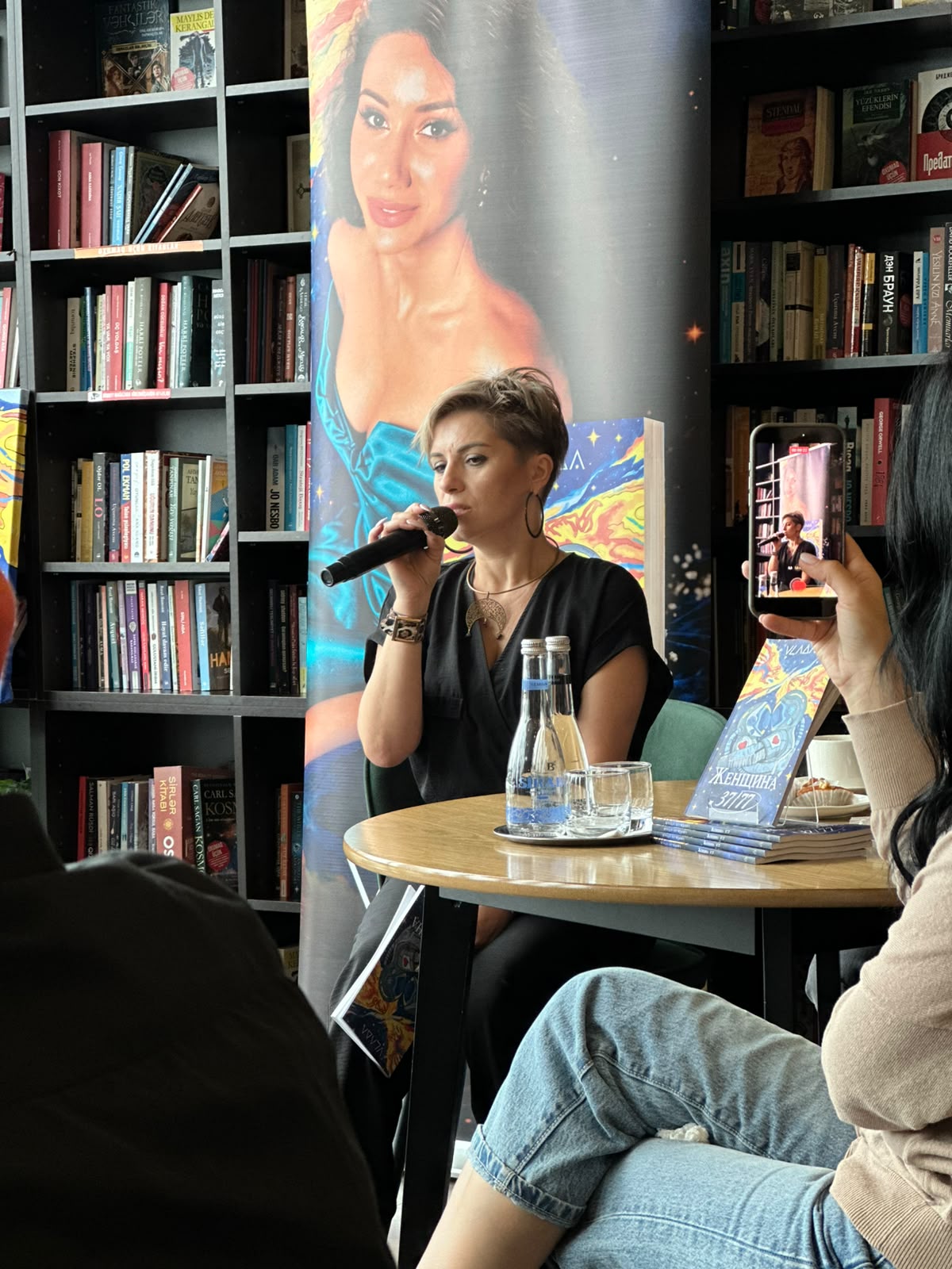 Она продолжает говорить… В Баку представили книгу стихов трагически погибшей Влады Ахундовой (ФОТО)