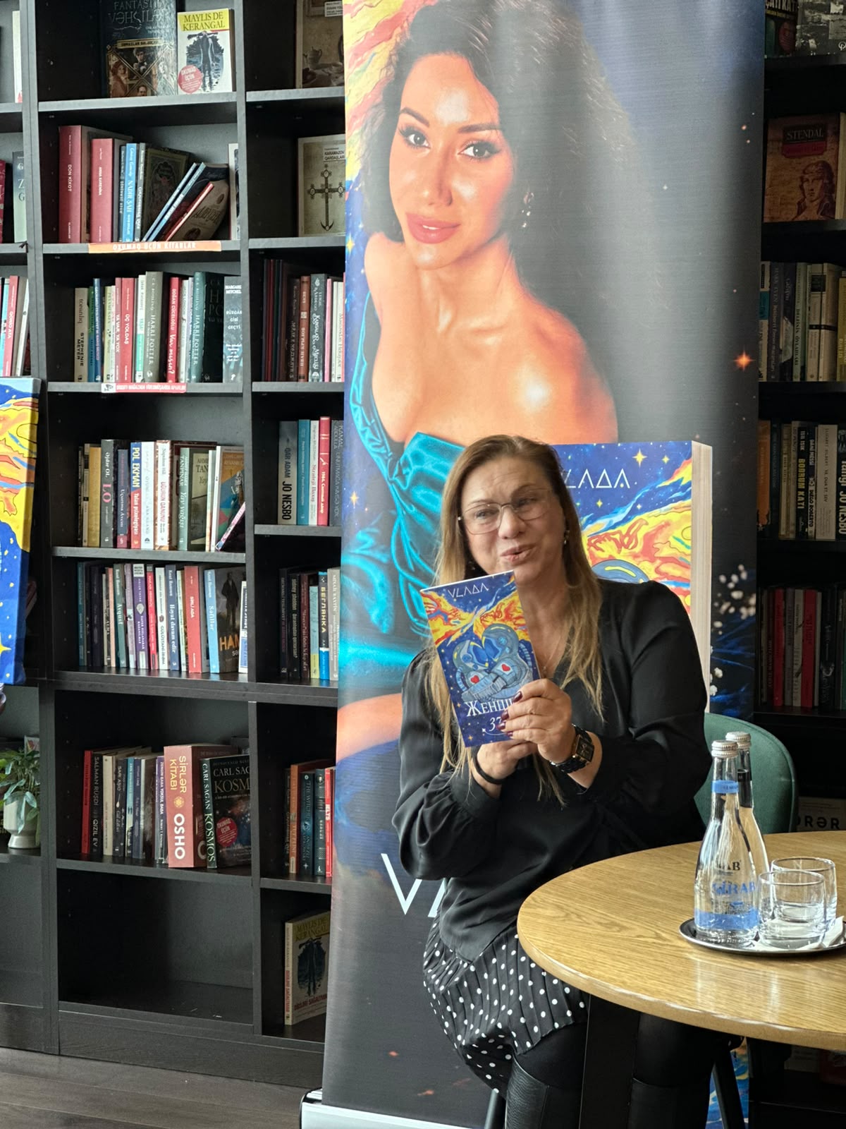 Она продолжает говорить… В Баку представили книгу стихов трагически погибшей Влады Ахундовой (ФОТО)
